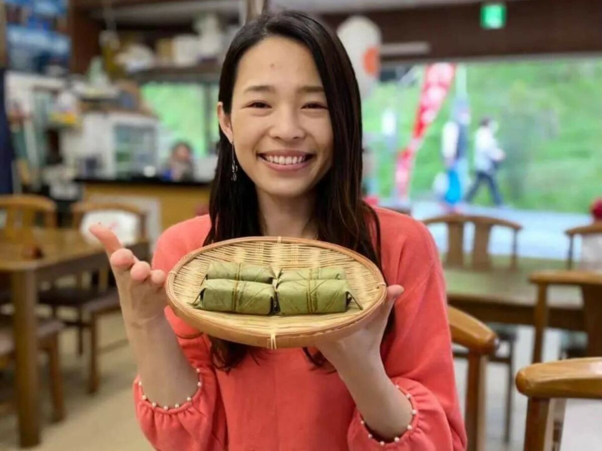 nagisa with japanese food in her hands